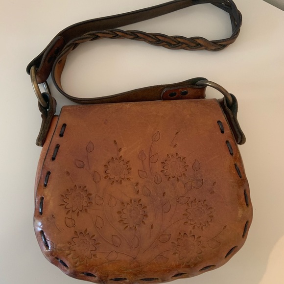 Vintage leather purse with metal latch and engraved flowers - Picture 3 of 7